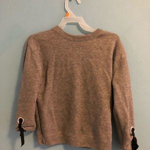 I’m selling a grey shirt that is long sleeved (: